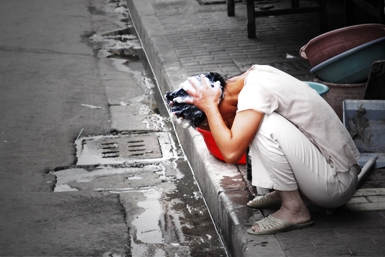 When it comes to personal grooming ... some folks do not have it that easy and it's something those of us who do should not take for granted.  I (the editor) was totally struck by the photo of this Shanghainese woman washing her hair outside in a gutter of Hongkou Qu.  I say ... good for her and it works.  Photo by A Feldmann of Mannheim, Germany.